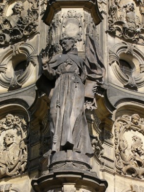 카페스트라노의 성 요한_photo by Michal Manas_on the Holy Trinity Column in Olomouc_Czech.jpg